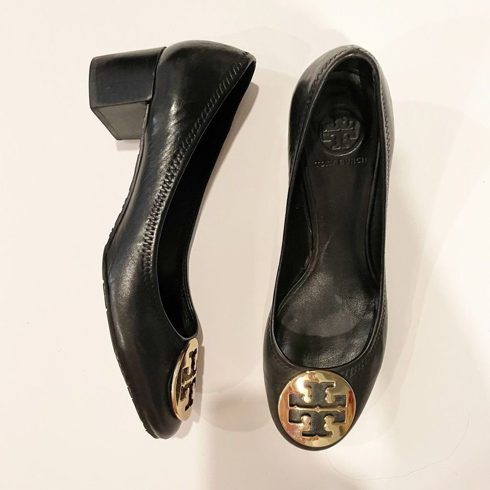 Tory Burch Classic Black Pump Gold Logo Medallion 8.5